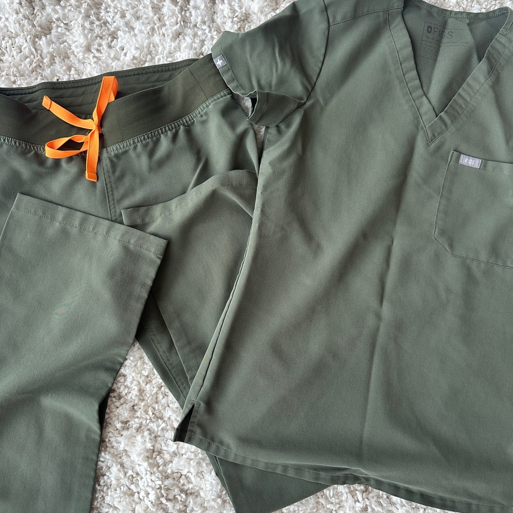 Figs Moss Green with Orange Drawstring limited edition scrub set - size XXS